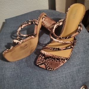 Express Snakeskin Textured Strappy 2.5" Heeled Sandals black/gray, size 9 👠